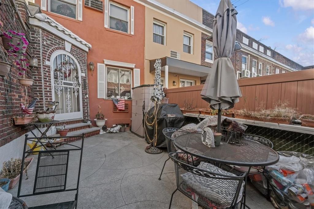 9315 Lafayette Walk Property Photo 3