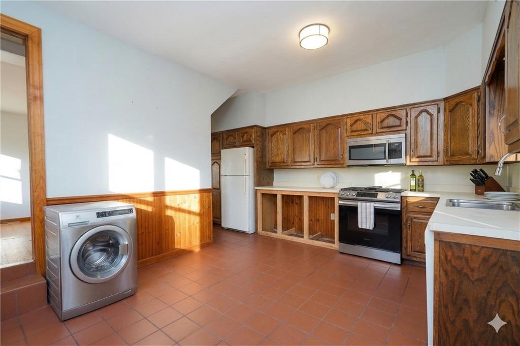 2071 East 35th Street Property Photo 9