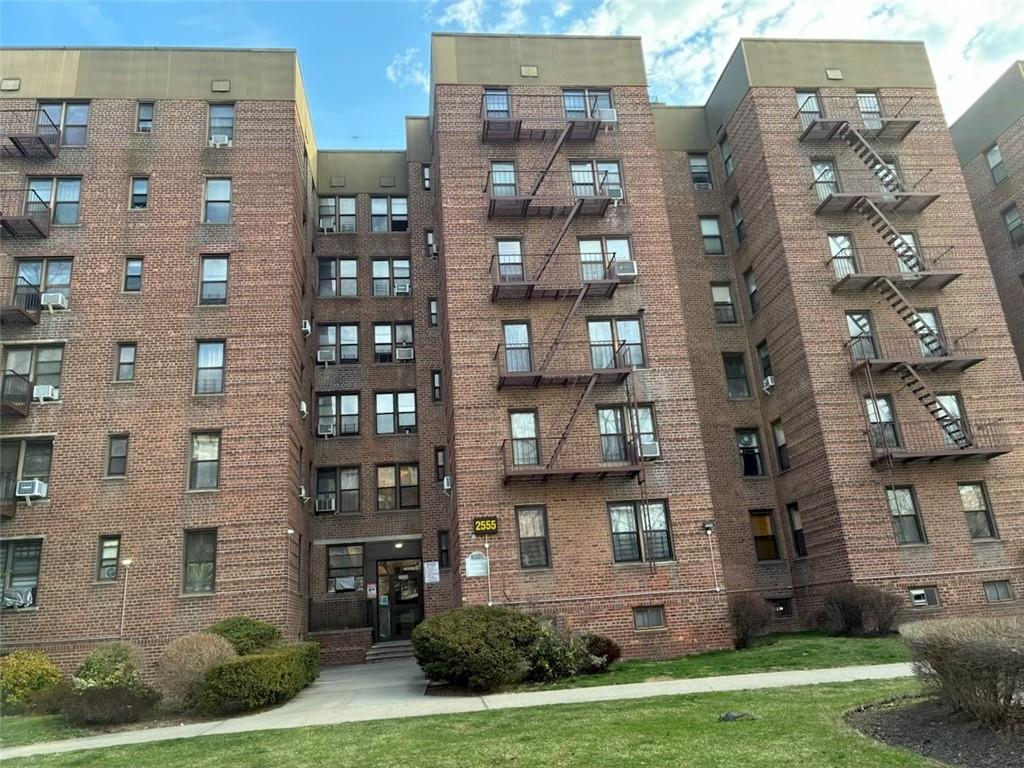 2555 Batchelder Street 6B Property Photo 1