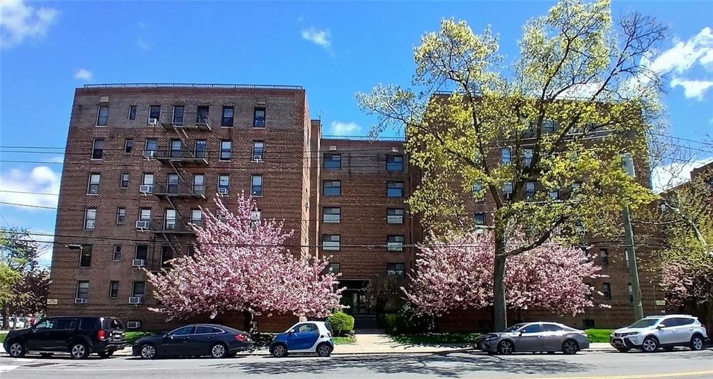 2209 Knapp Street 5G Property Photo 1