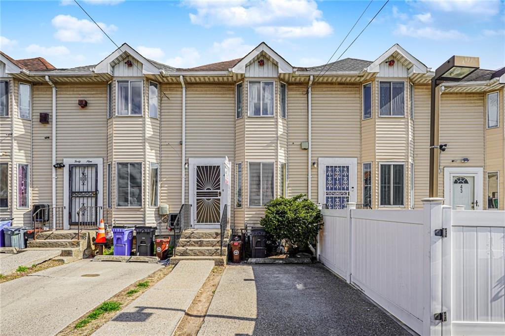 47 Tappen Court Property Photo 1