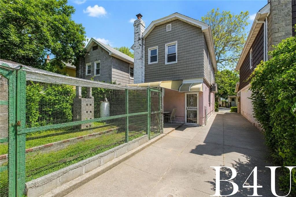 1972 Ford Street Property Photo 4