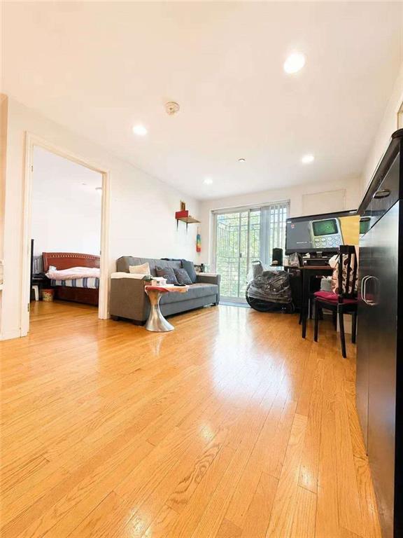 638 50th Street 2b Property Photo 2