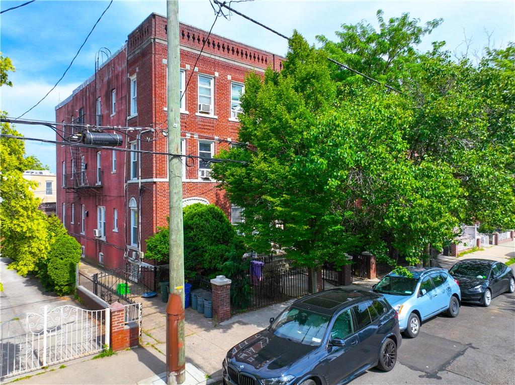 1871 West 13th Street Property Photo 4