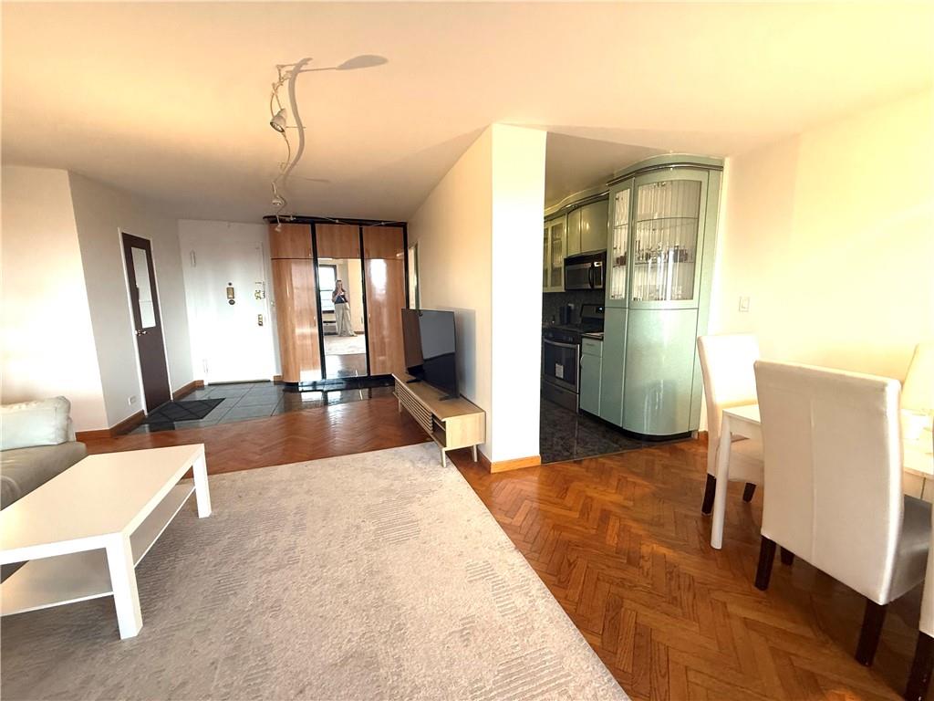 601 Surf Avenue 10h Property Photo 8