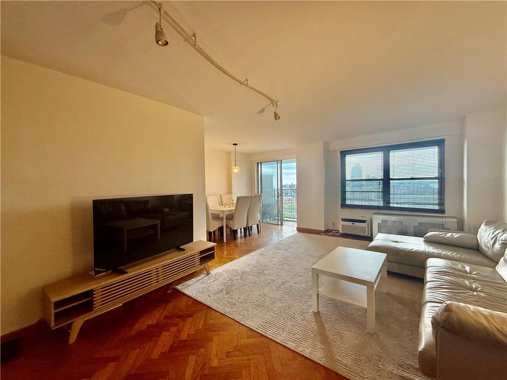 601 Surf Avenue 10h Property Photo 25