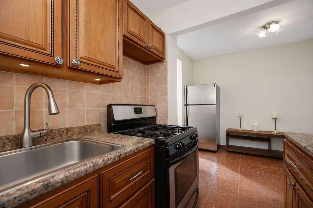 1237 Avenue Z 1w Property Photo 12