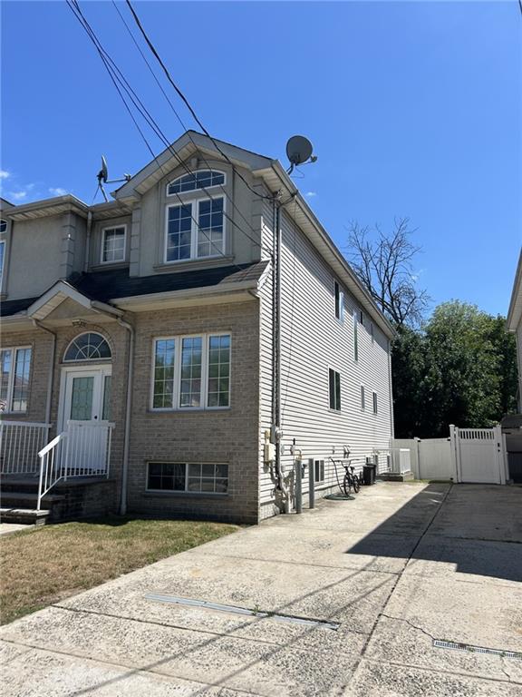 1322 Rockland Avenue Property Photo 2