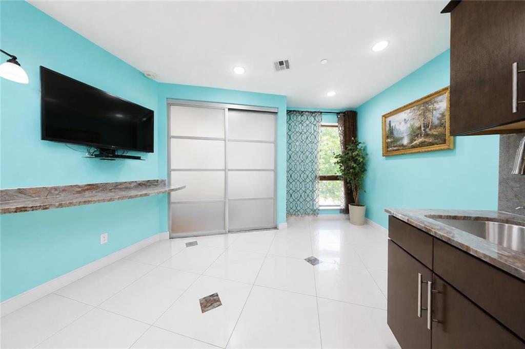 2113 Kings Highway 2 Property Photo 4