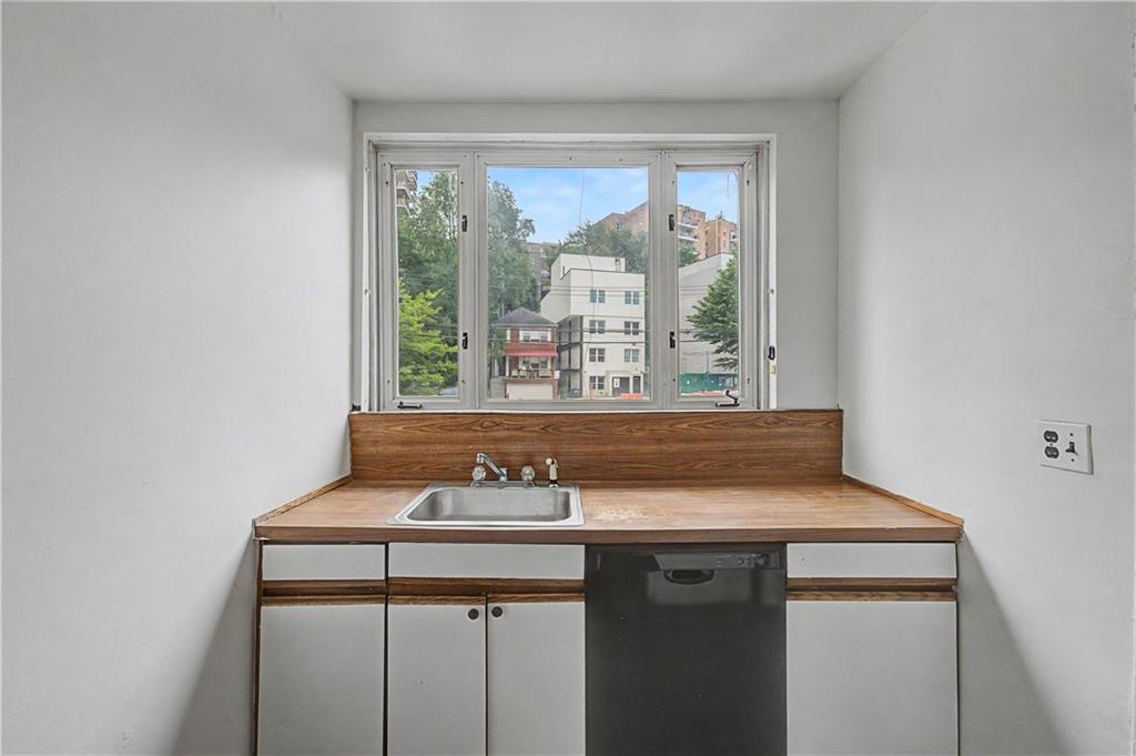 138 Van Cortlandt Park S Property Photo 15