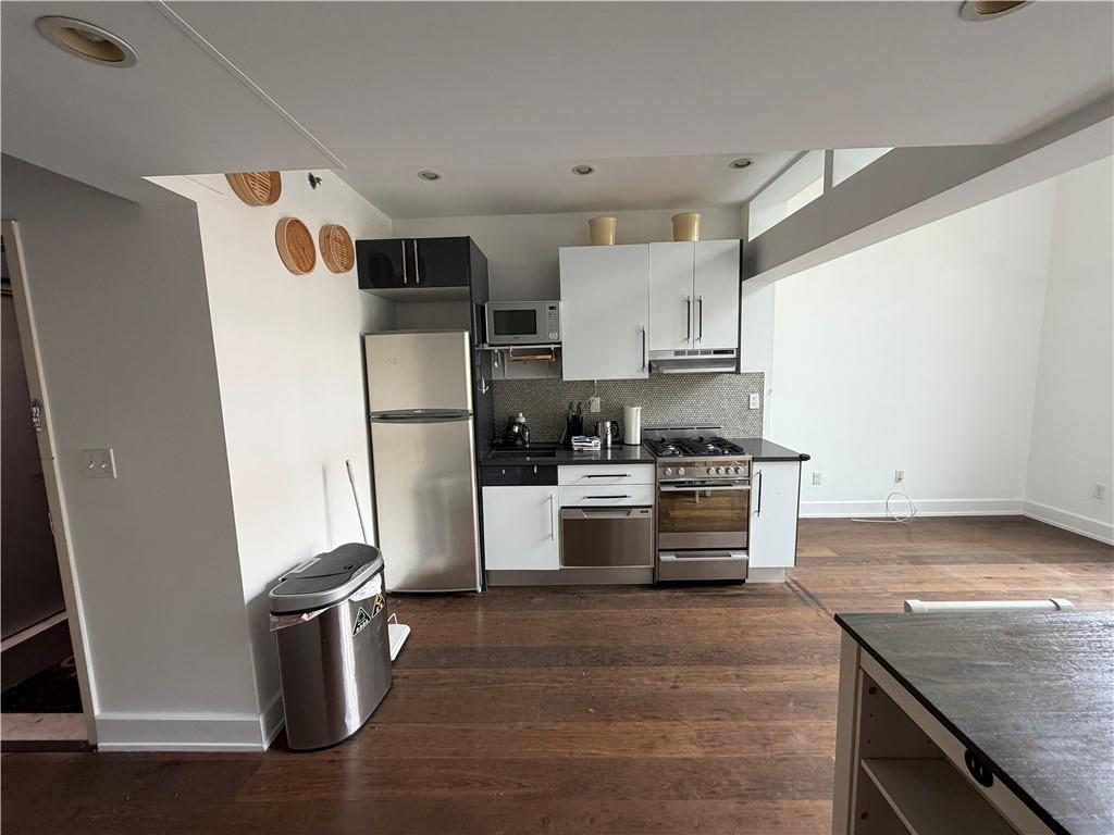 390 Lorimer Street 2g Property Photo 3