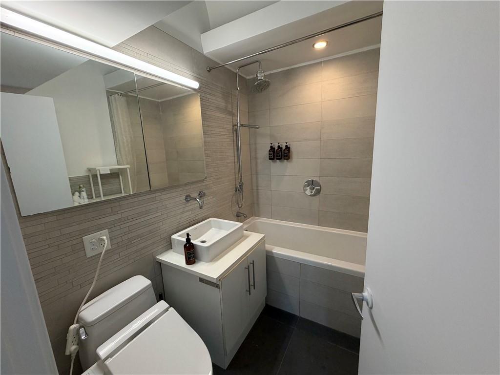 390 Lorimer Street 2g Property Photo 4