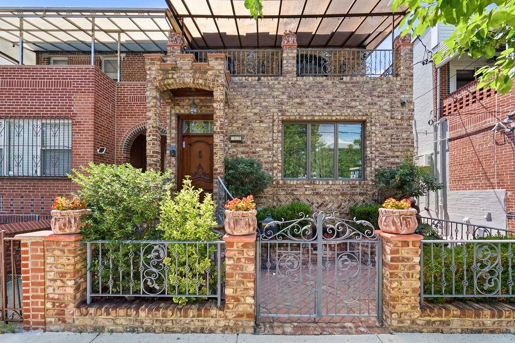 1952 West 12th Street Property Photo 1