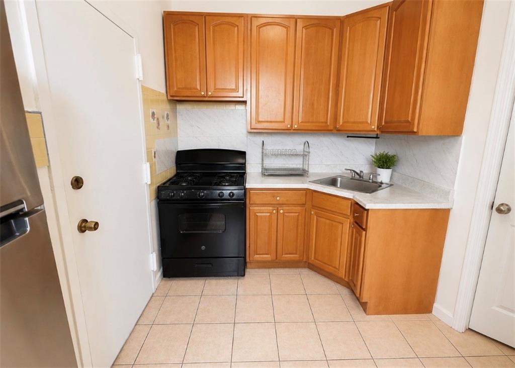 2805 Cropsey Avenue Property Photo 4