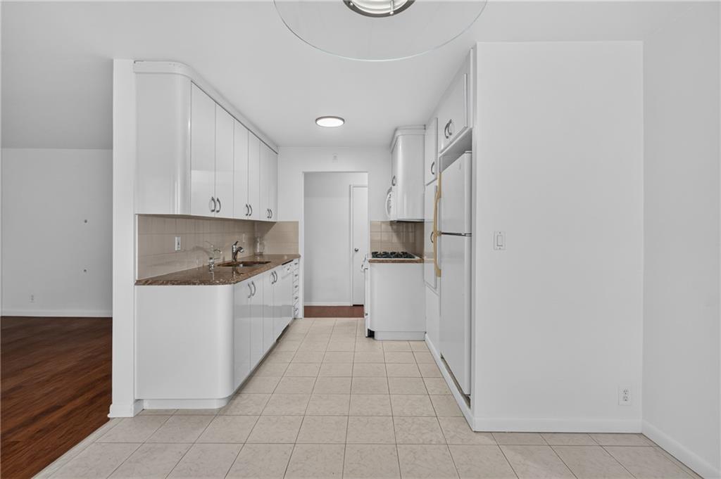 1122 East 57th Street Property Photo 8