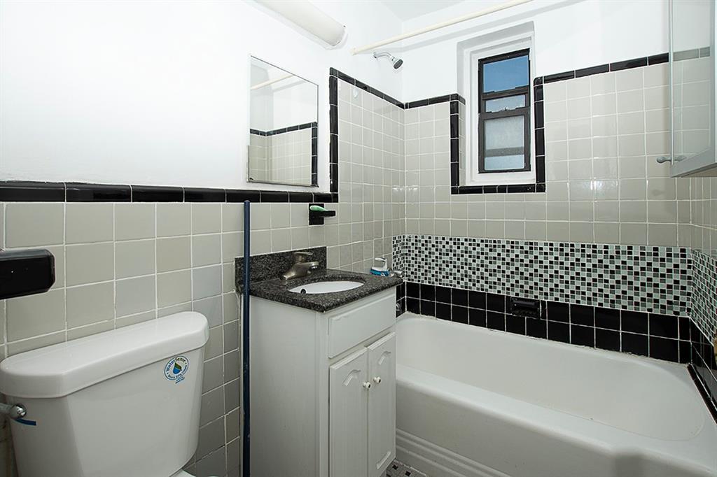 2821 Kings Highway 4m Property Photo 1