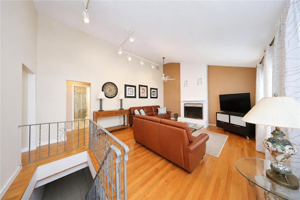 93 Centre Avenue Property Photo 6