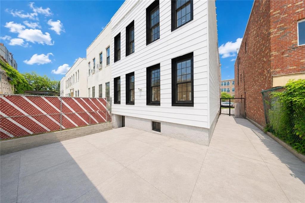 2219 60th Street Property Photo 3