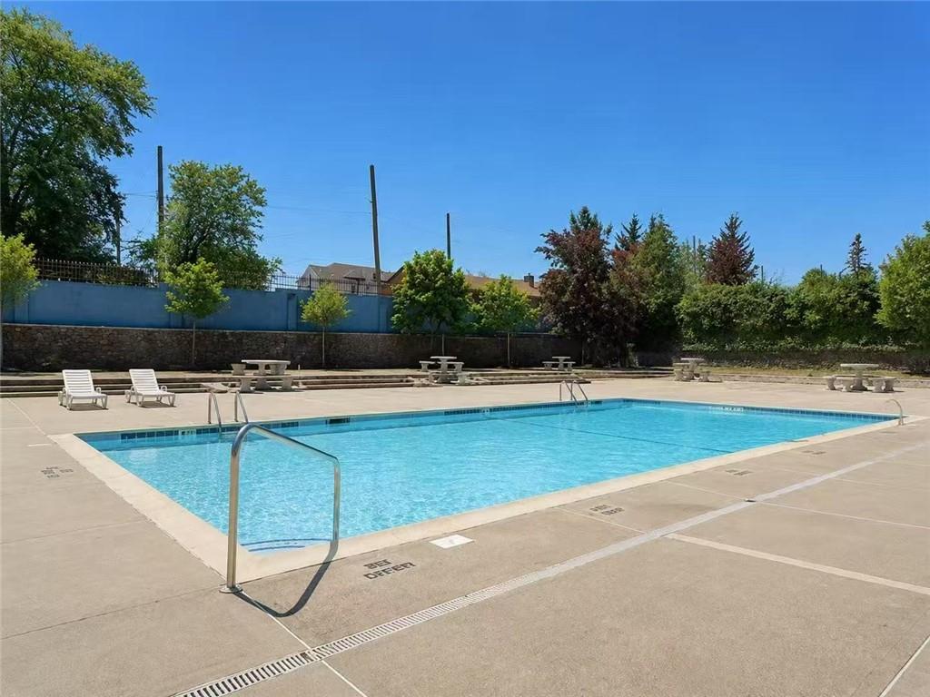 196 Rolling Hill Green Property Photo 7