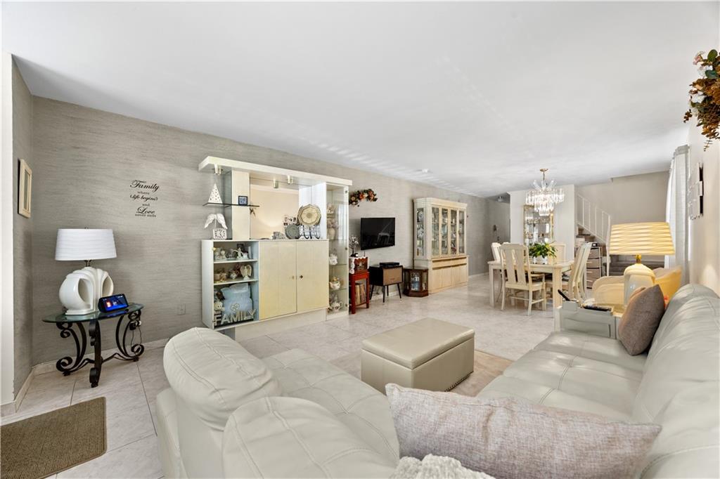 177 Lorraine Loop Property Photo 3
