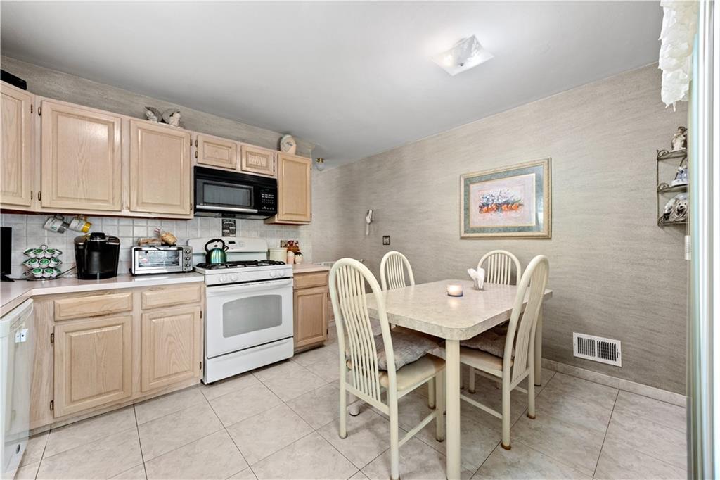 177 Lorraine Loop Property Photo 8