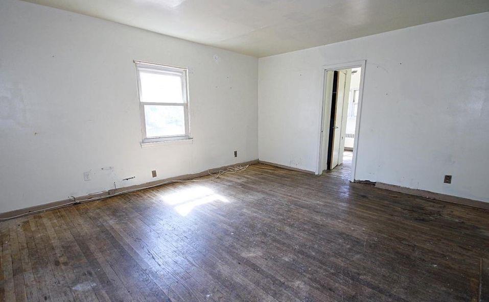 1051 Victory Boulevard Property Photo 3