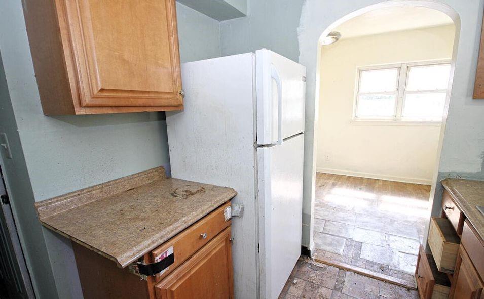 1051 Victory Boulevard Property Photo 4