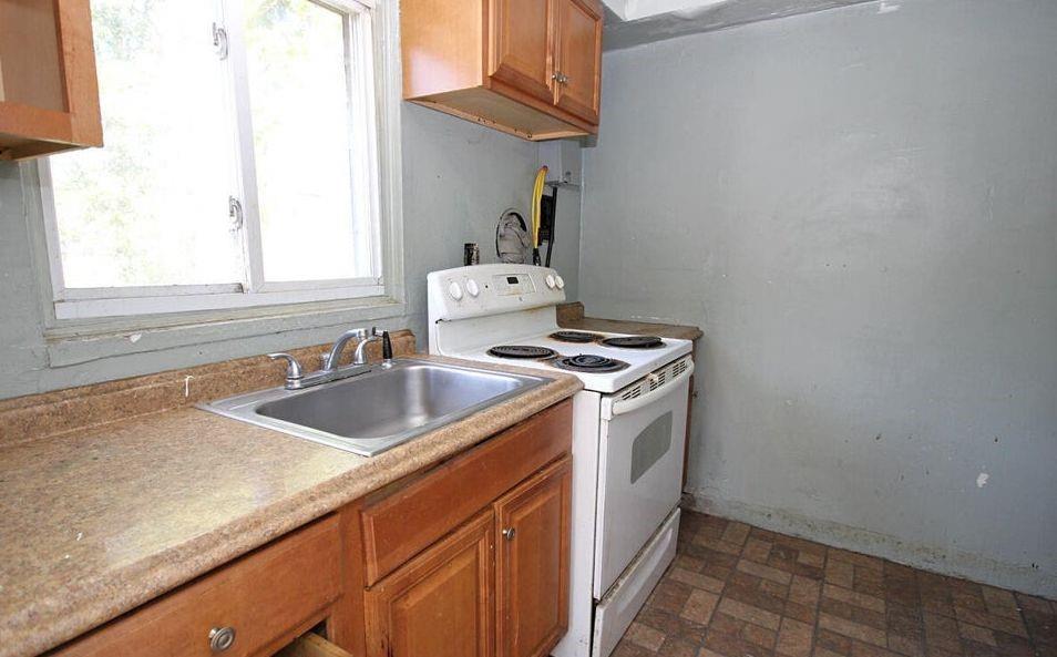 1051 Victory Boulevard Property Photo 5