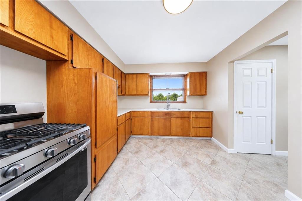 756 Hylan Boulevard Property Photo 9