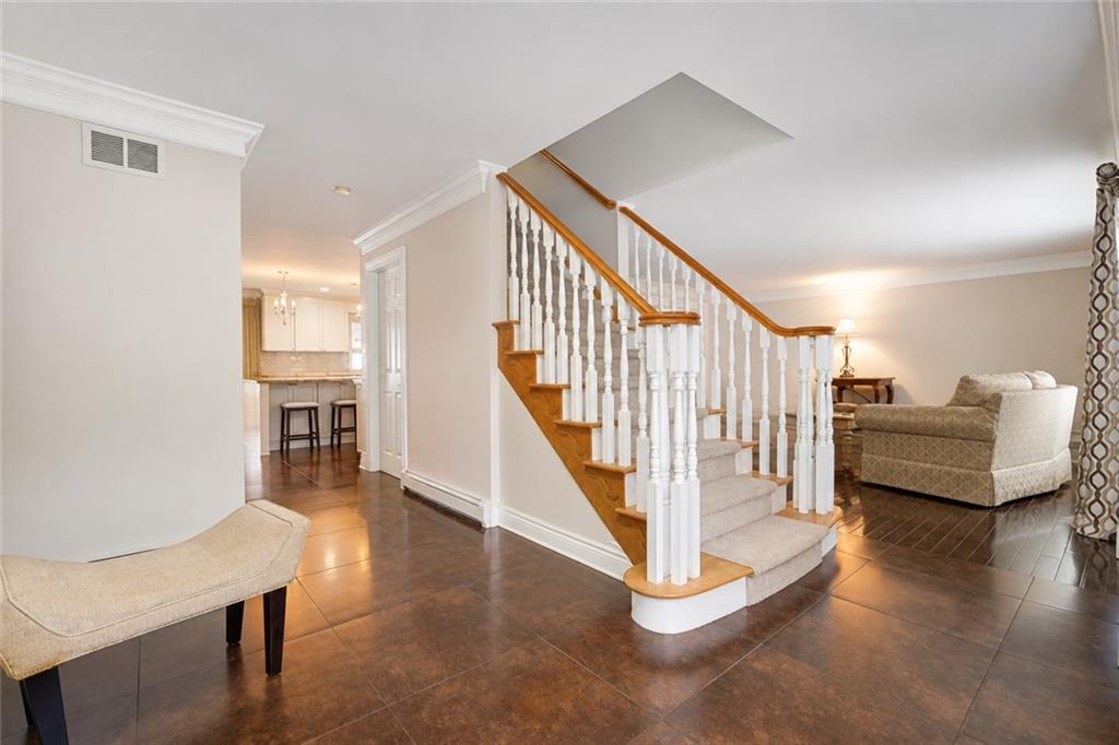 548 Lamont Avenue Property Photo 3