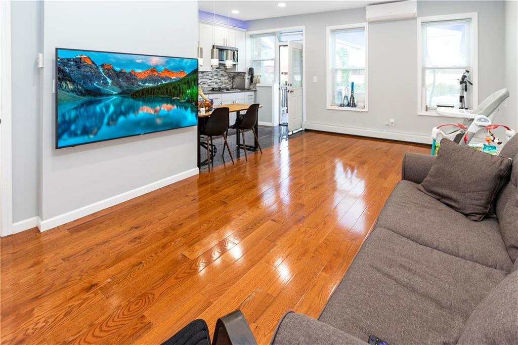 557 Drew Street Property Photo 3