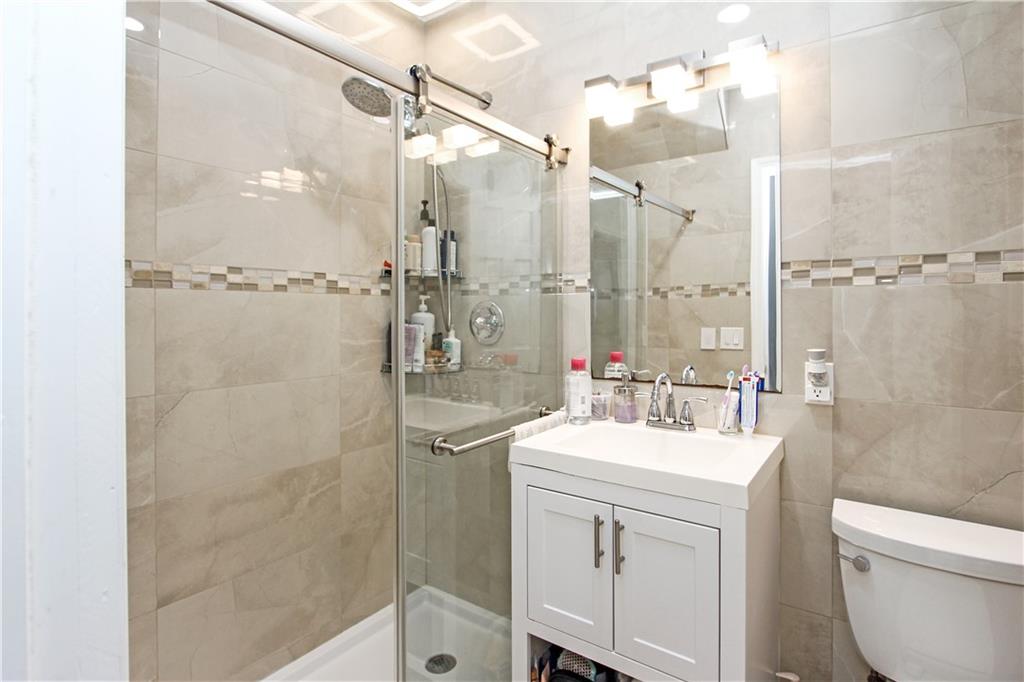 557 Drew Street Property Photo 6
