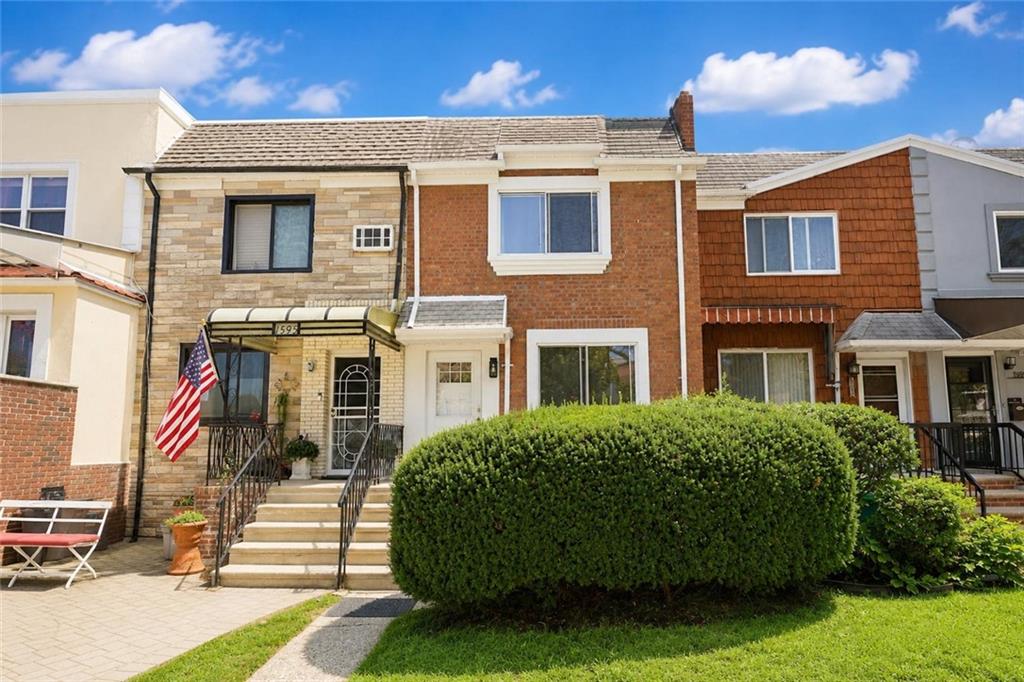 1593 Independence Avenue Property Photo 3