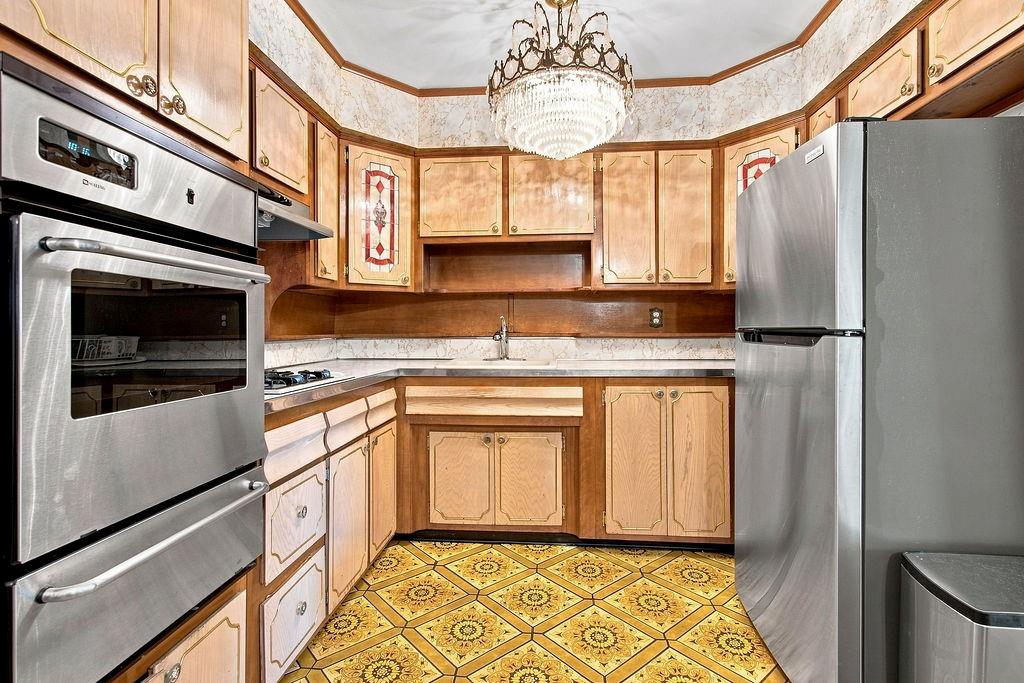 2558 Cropsey Avenue Property Photo 4