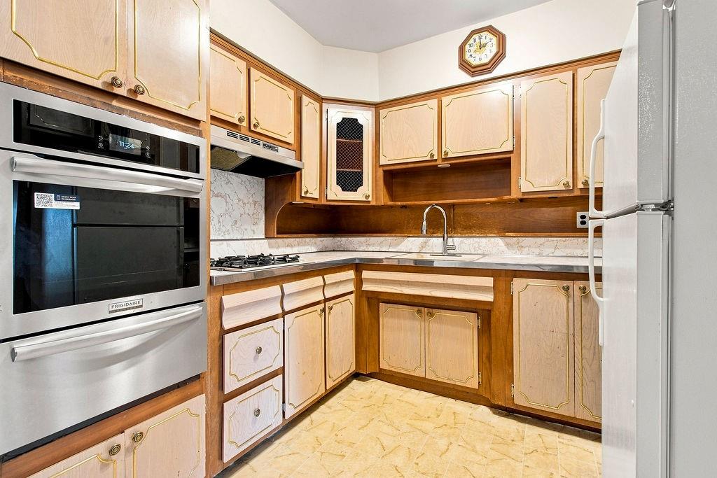 2558 Cropsey Avenue Property Photo 6
