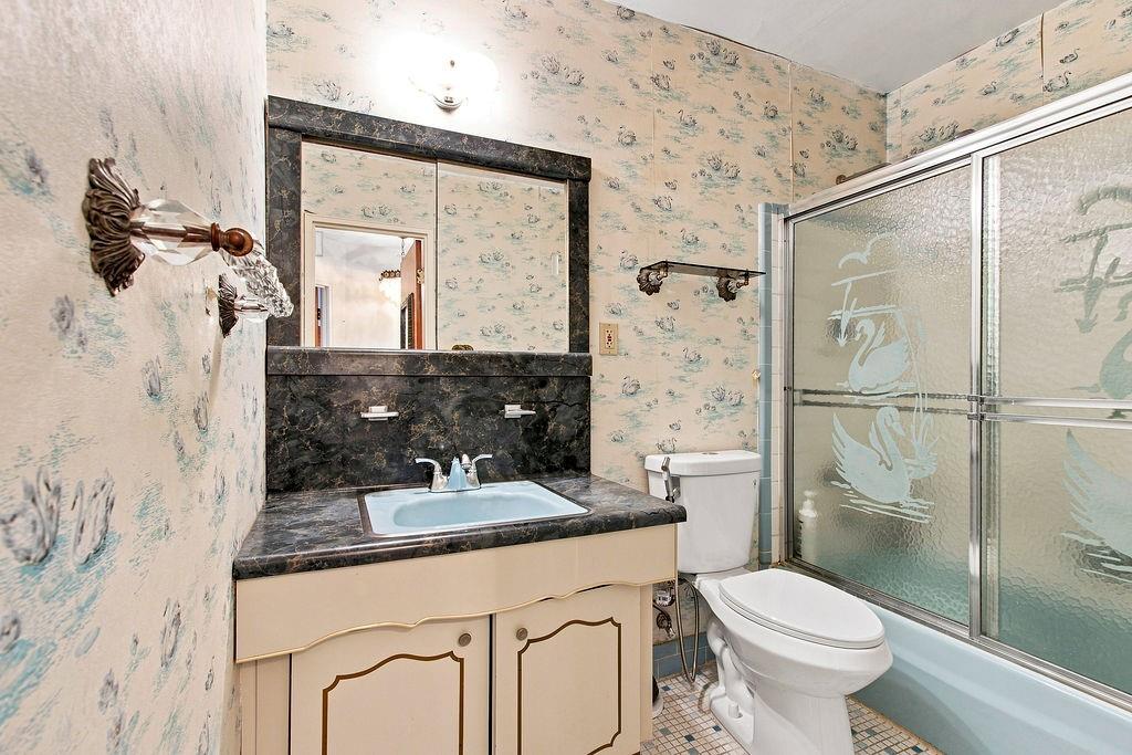 2558 Cropsey Avenue Property Photo 21