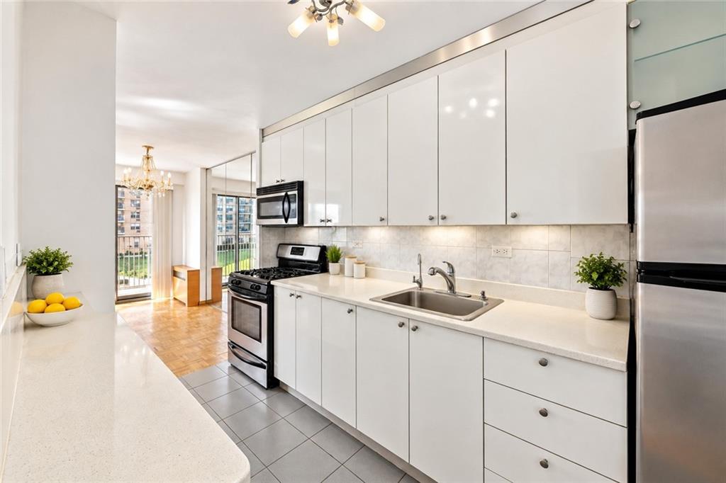 501 Surf Avenue N1 Property Photo 2