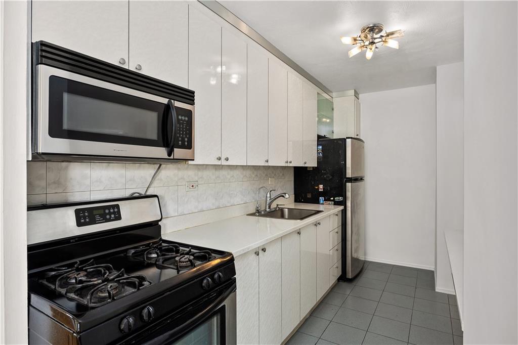 501 Surf Avenue N1 Property Photo 4
