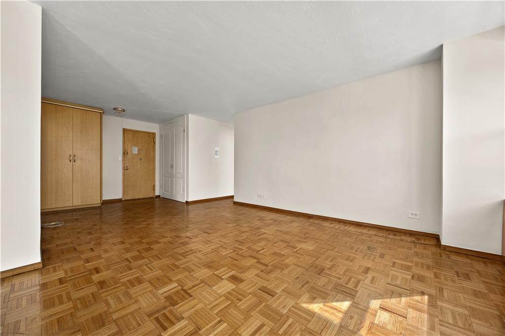 501 Surf Avenue N1 Property Photo 6