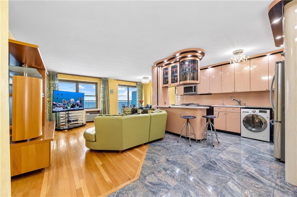 601 Surf Avenue 18e Property Photo 3
