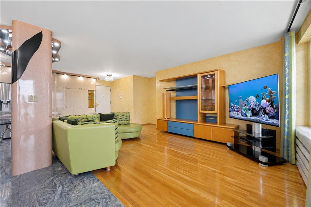 601 Surf Avenue 18e Property Photo 6