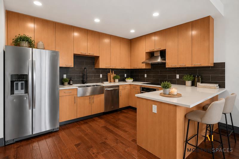Large 3-bed/2-bath W/ Open Views In Court Sq Lic Property Photo 1