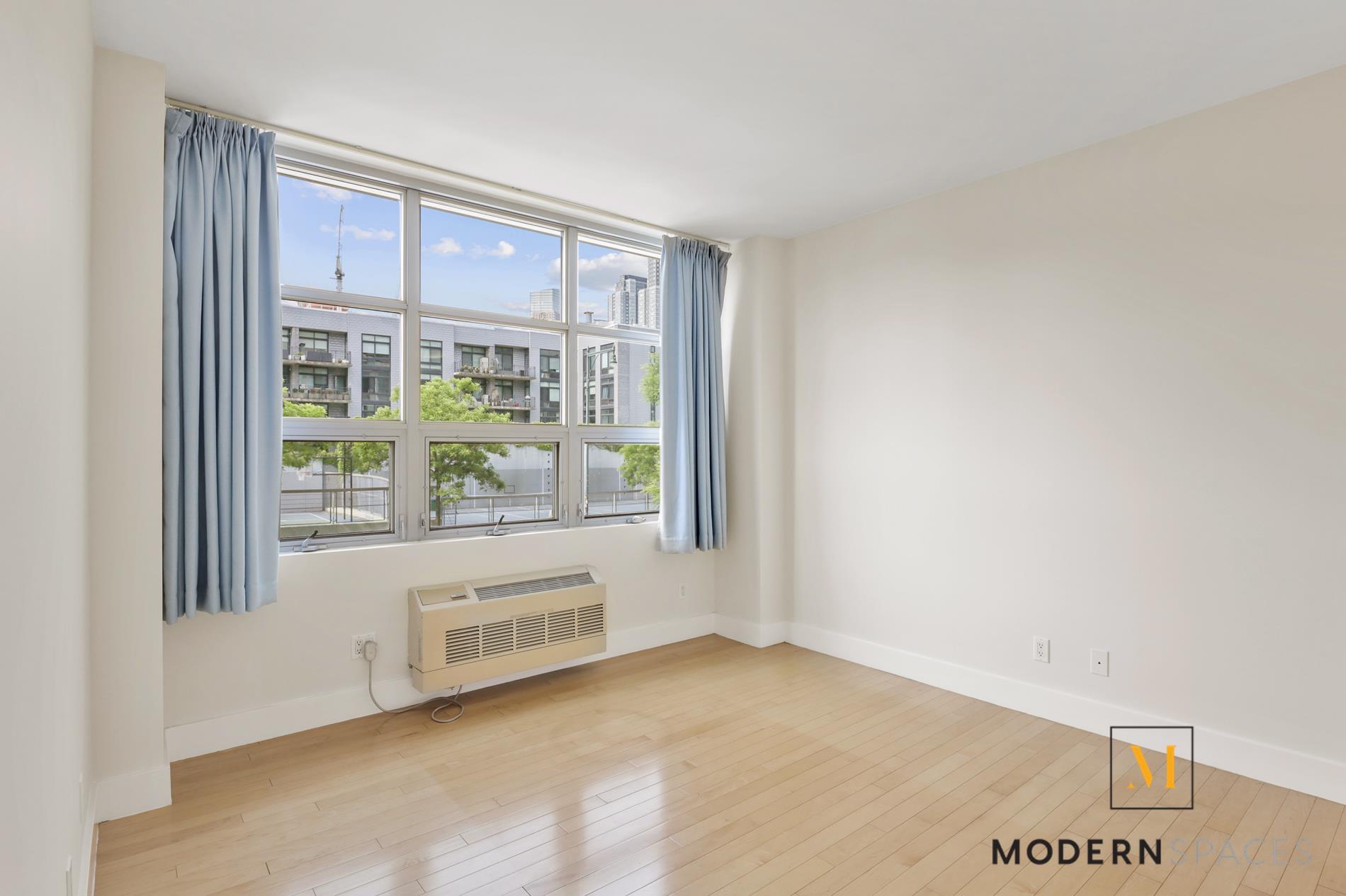 Large 2-bed/ 2-bath By Lic Waterfront Property Photo 1