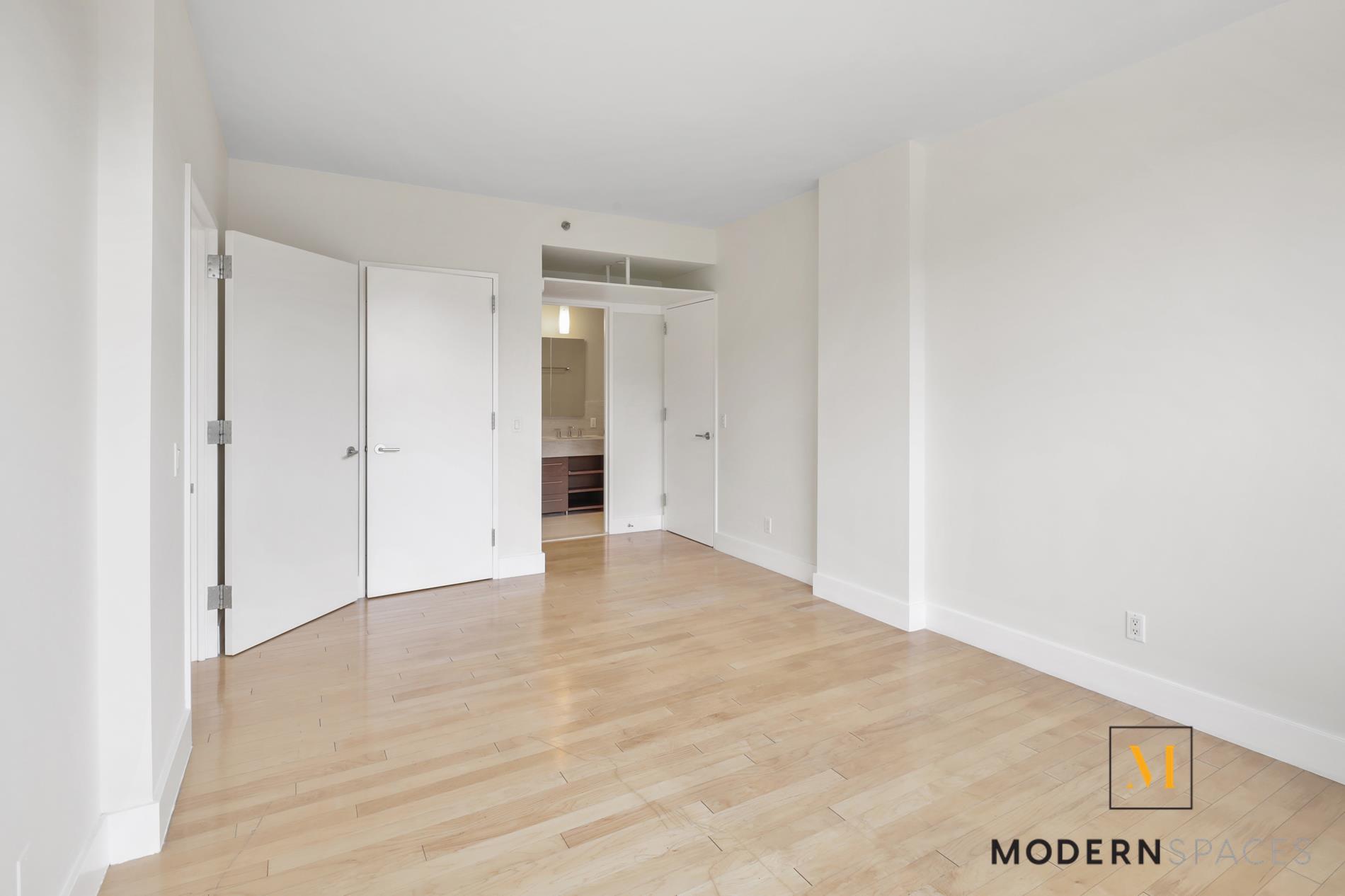 Large 2-bed/ 2-bath By Lic Waterfront Property Photo 2