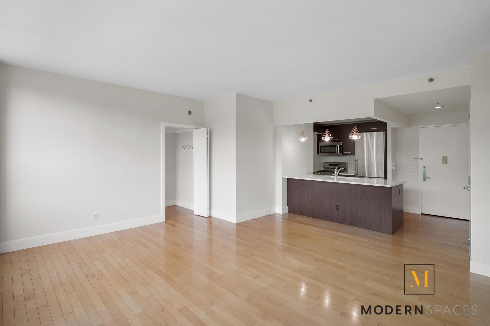 Large 2-bed/ 2-bath By Lic Waterfront Property Photo 3