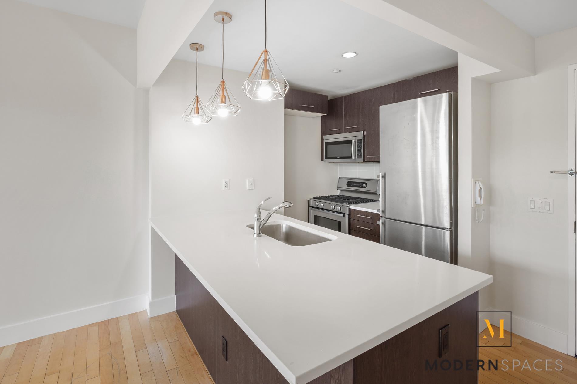 Large 2-bed/ 2-bath By Lic Waterfront Property Photo 4