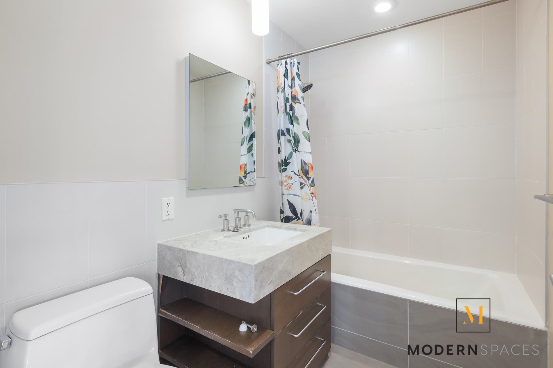 Large 2-bed/ 2-bath By Lic Waterfront Property Photo 12