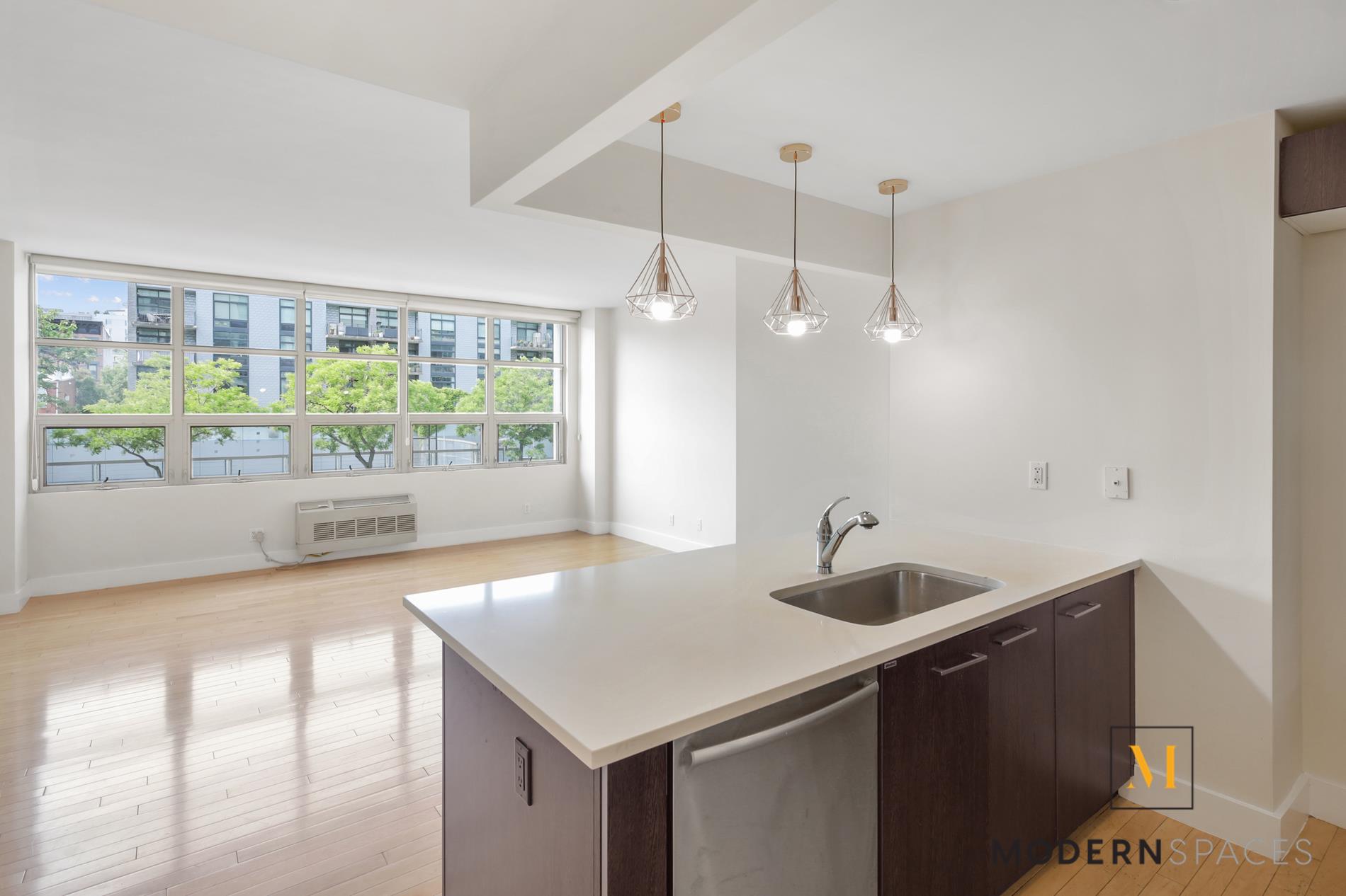 Large 2-bed/ 2-bath By Lic Waterfront Property Photo 13