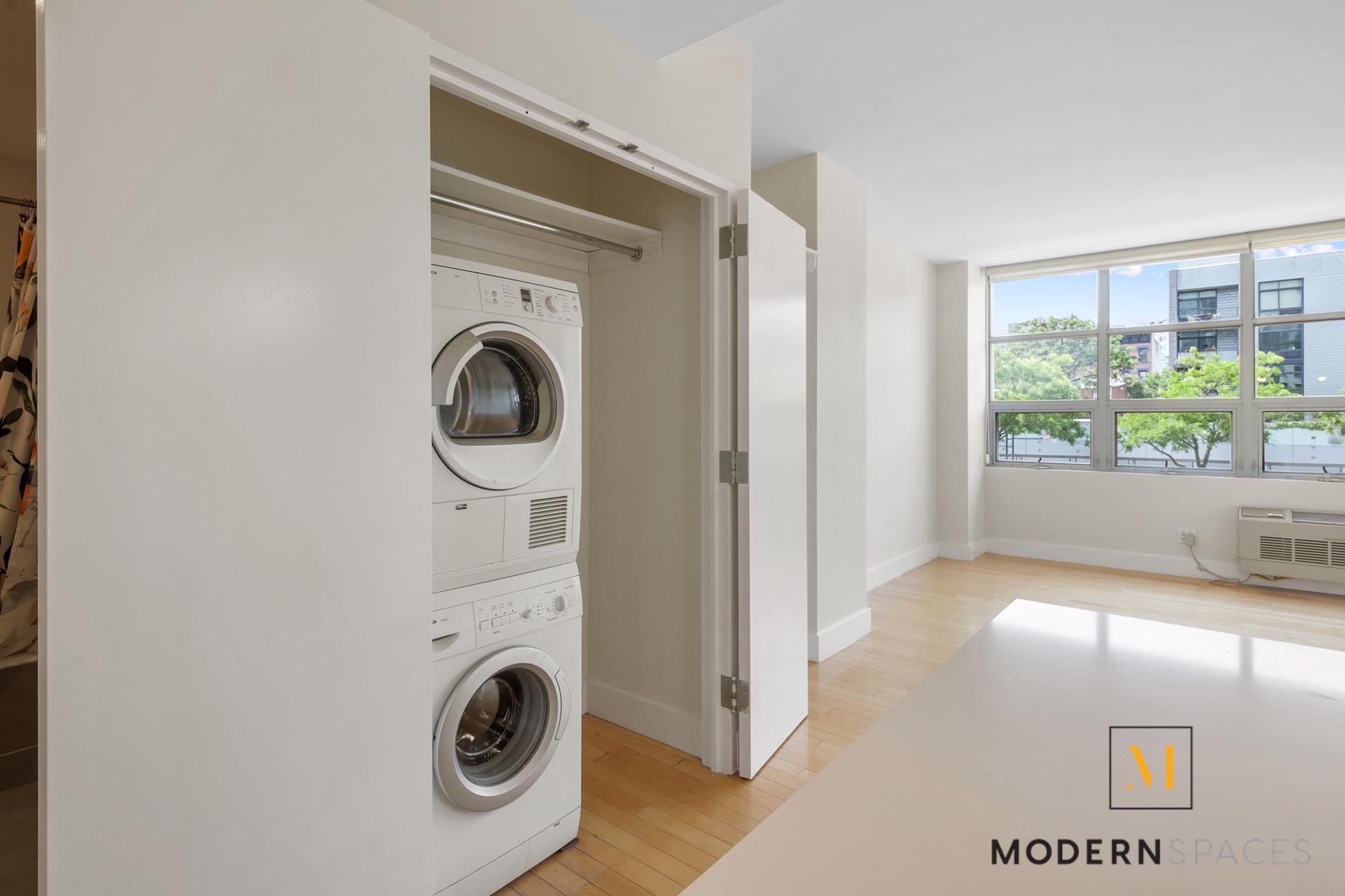 Large 2-bed/ 2-bath By Lic Waterfront Property Photo 14