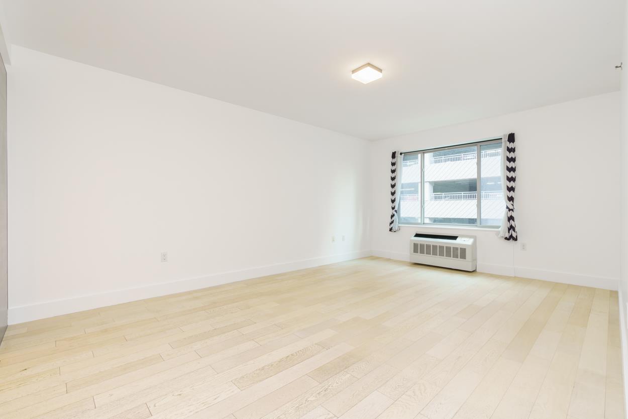 Large 1-bed For Immediate Occupancy By Lic Waterfront Property Photo 2
